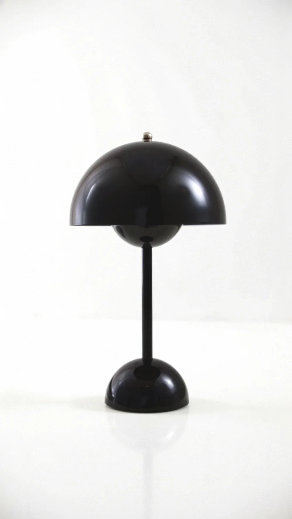 Nowoczesna bezprzewodowa lampa stołowa o okrągłym kształcie